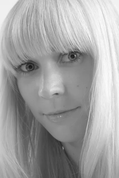Portret van jonge blonde vrouw — Stockfoto