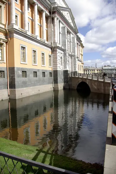 Речной канал в Санкт-Петербурге. Весна — стоковое фото