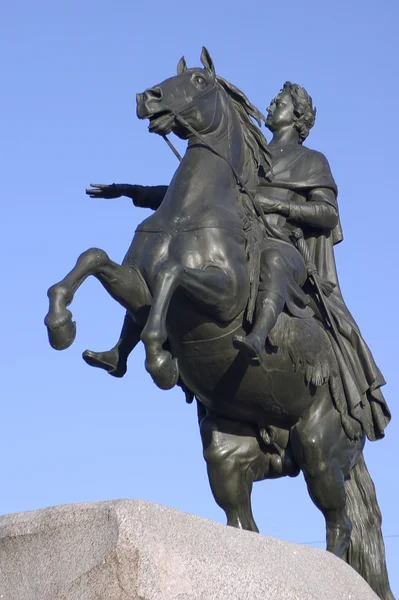 Monumento dell'imperatore russo Pietro il Grande, noto come "Il Cavaliere di Bronzo", a San Pietroburgo, Russia . — Foto Stock