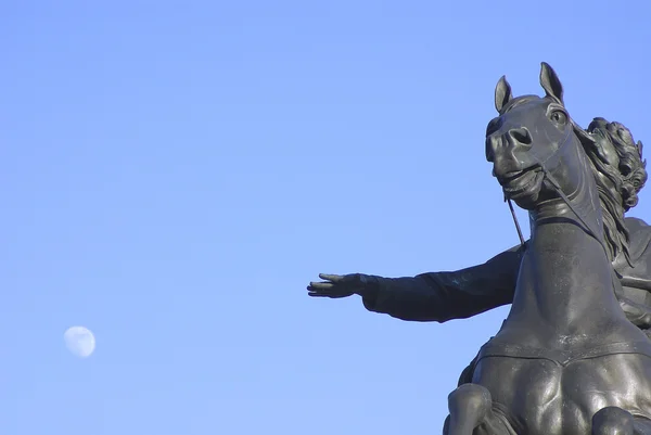 Monumento al emperador ruso Pedro Magno, conocido como "El Jinete de Bronce", en San Petersburgo, Rusia . — Foto de Stock