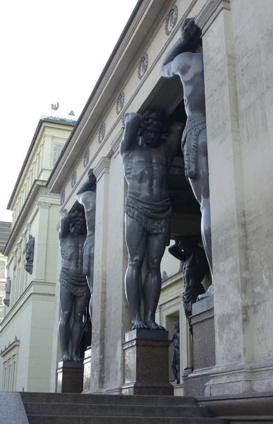 Escultura antigua iluminada del hombre en San Petersburgo, Rusia —  Fotos de Stock