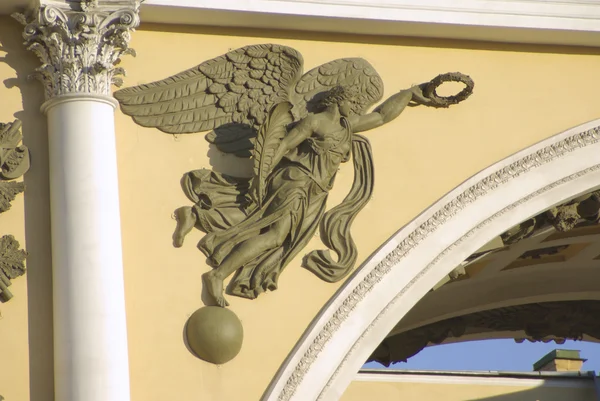 Arco Principale di Costruzione dello Stato Maggiore dell'Esercito Generale in Piazza Palazzo a San Pietroburgo, Russia — Foto Stock