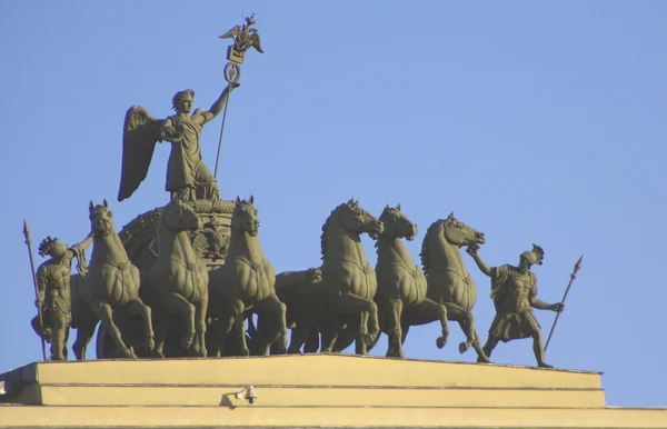 Generální štáb v Petrohradě. Vítězný oblouk, vévodí kočár glory — Stock fotografie
