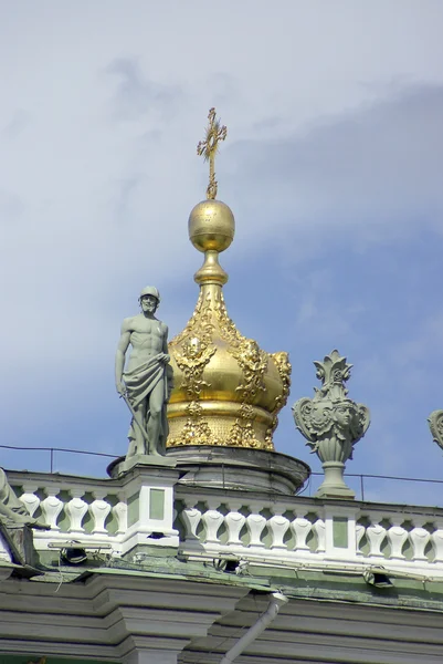 Weergave winter paleis plein in Sint-petersburg. — Stockfoto