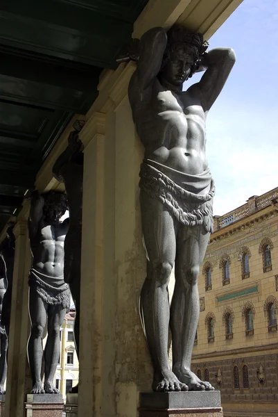 Escultura antigua iluminada del hombre en San Petersburgo, Rusia —  Fotos de Stock