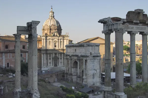 Ruiny rzymskiego forum (foro romano) w Rzym, Włochy — Zdjęcie stockowe