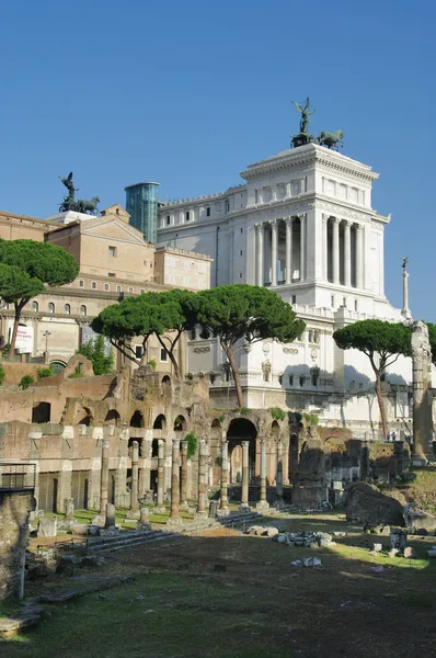 Руїни римських форум (foro romano) в Римі, Італія — стокове фото