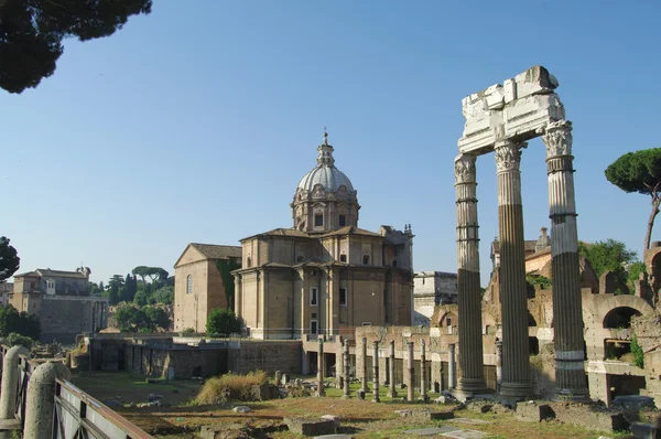 Руины Римского форума (Foro Romano) в Риме, Италия — стоковое фото