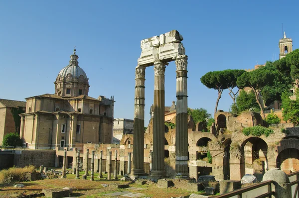 Ruiny rzymskiego forum (foro romano) w Rzym, Włochy — Zdjęcie stockowe