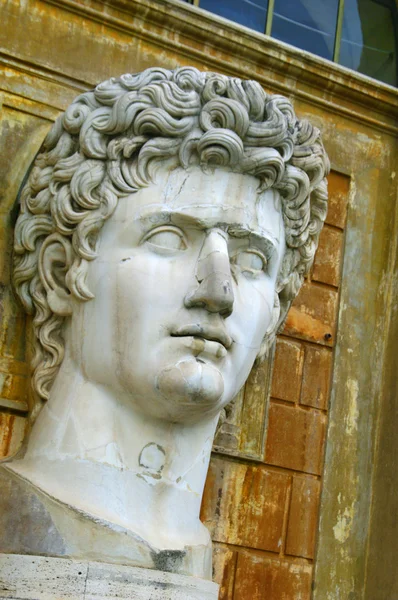 盖乌斯的雕像朱利叶斯 · 凯撒 · 奥古斯都在梵蒂冈 — 图库照片