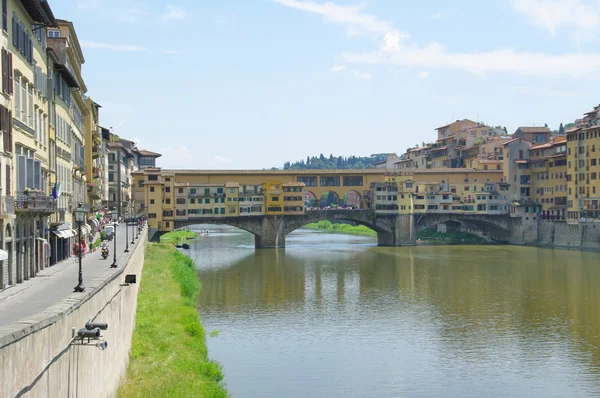 Vy över bron ponte vecchio i Florens. Italien — Stockfoto