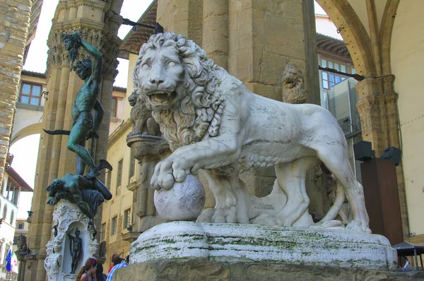 Llion near Palazzo Vecchio in Florence. Italy. Europe. — Stock Photo, Image