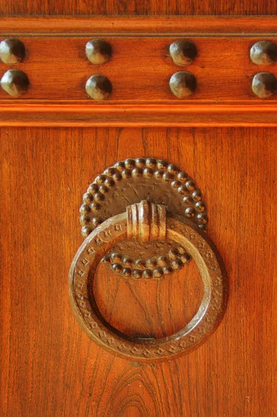 Old door knocker — Stock Photo, Image