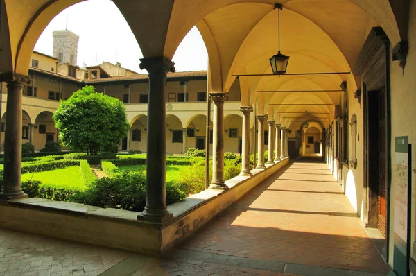 Internal court yard of basilica Santa Croce (Basilica of the Holy Cross) in Florence, Italia. — Stock Photo, Image
