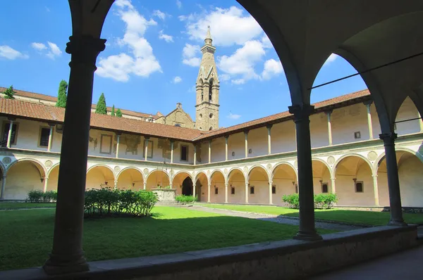 Patio interior de la basílica de Santa Croce (Basílica de la Santa Cruz) en Florencia, Italia . — Foto de Stock