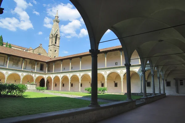 Interne binnenplaats van de basiliek santa croce (Basiliek van het Heilig Kruis) in florence, italia. — Stockfoto