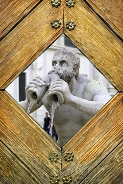 Puerta vieja con vista a Roma — Foto de Stock