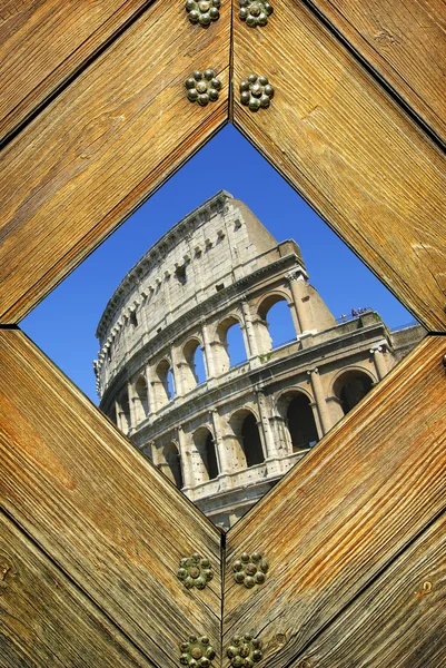 Ancienne porte avec vue sur Rome — Photo