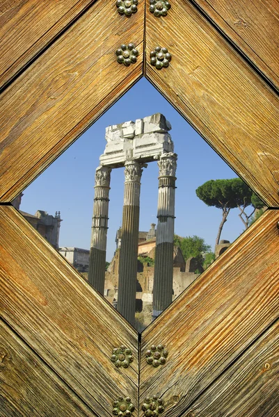 Stare drzwi z widokiem na Rzym — Zdjęcie stockowe