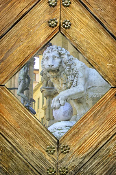 Gammal dörr med utsikt över Florens — Stockfoto