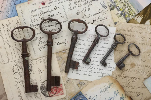 Old key with postcards — Stock Photo, Image