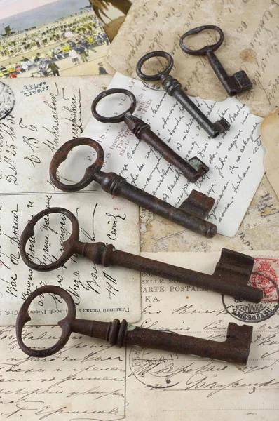 Oude sleutel met postkaarten — Stockfoto