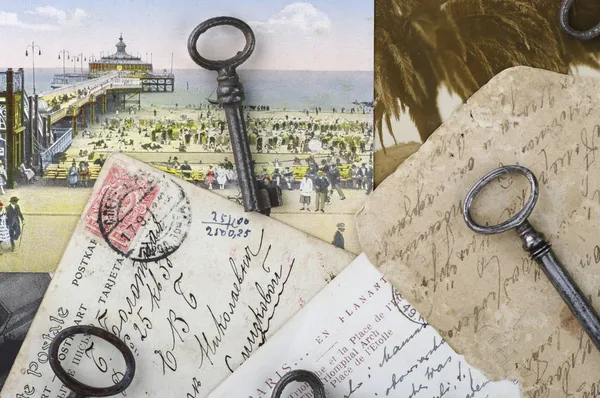 Stary klucz z pocztówki — Zdjęcie stockowe