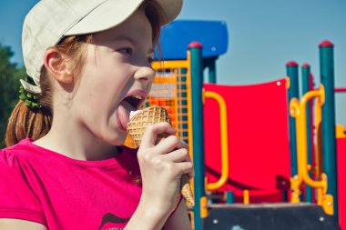 bir çocuk donmuş yiyor