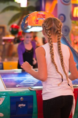 bir çocuk karmaşık bir oyun olduğunu