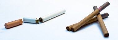 sigaralar beyaz arkaplanda