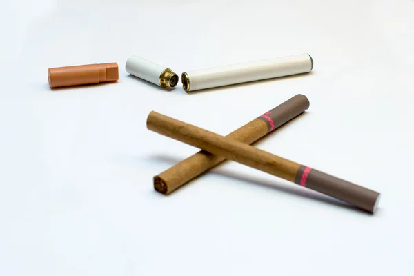 Zigaretten auf weißem Hintergrund — Stockfoto