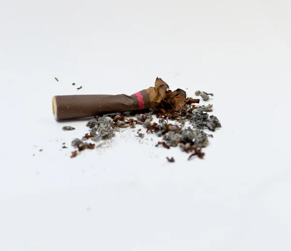 पांढरा पार्श्वभूमीवर सिगारेट — स्टॉक फोटो, इमेज