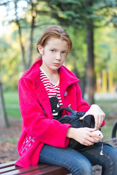 A teenager talks on the mobile telephone — Stock Photo, Image