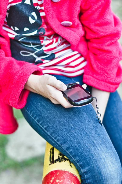 Un adolescente parla al telefono cellulare — Foto Stock