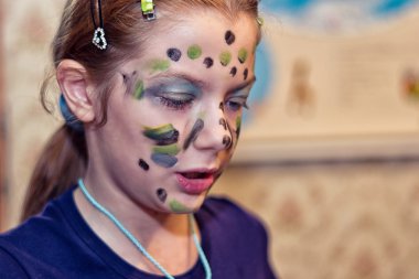 mutlu bir çocuk ile donatılan kişi