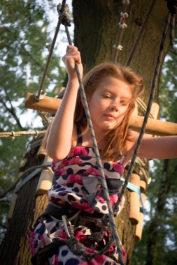 bir tanga parkta genç bir kız