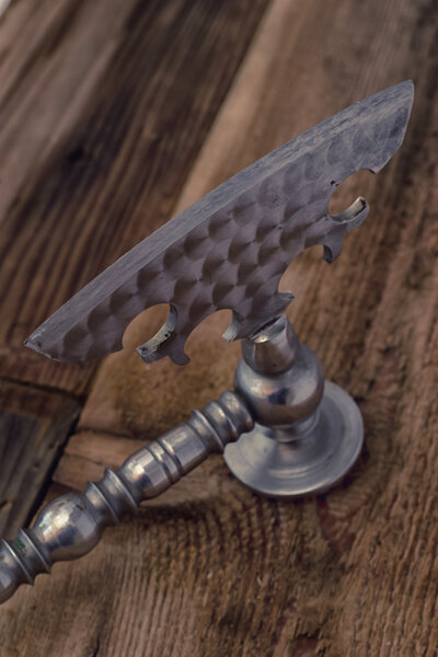 Топор на заднем плане деревянные прутья
