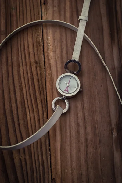 Reloj sobre un fondo de madera —  Fotos de Stock