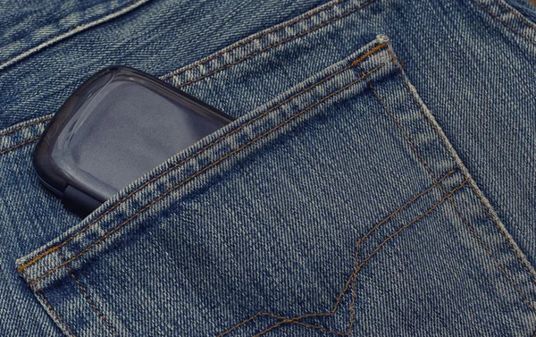 Jeanstasche mit Mobiltelefon. — Stockfoto