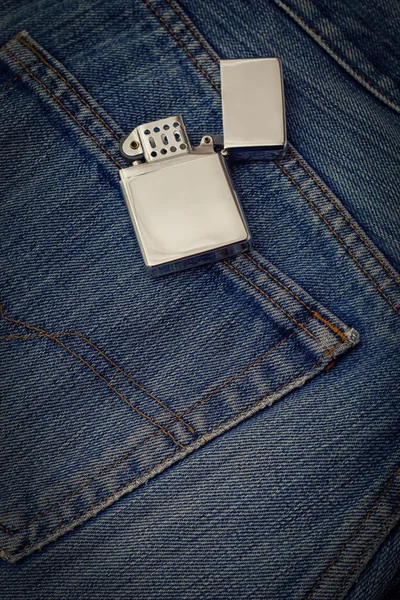 Bolsillo de jeans con encendedor de cigarrillos . —  Fotos de Stock