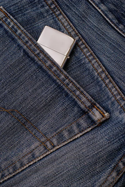 Poche de jeans avec un briquet à cigarette . — Photo