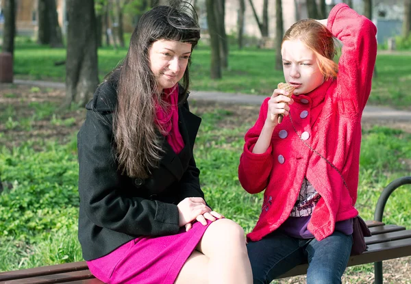 Весной мать с дочерью-подростком отдыхает в парке — стоковое фото