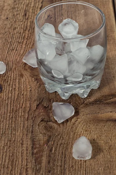 Genomskinligt glas med is på en bakgrund från ett träd — Stockfoto