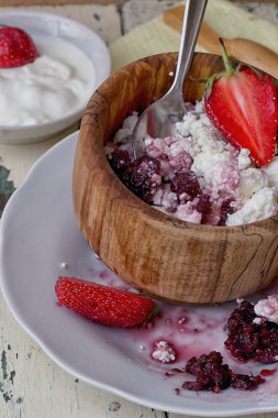 whortleberry ve çilek reçelli lor