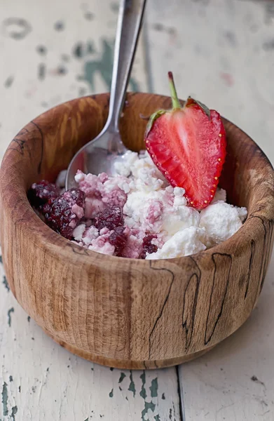 Ricotta con una marmellata da un mirtillo rosso e una fragola — Foto Stock