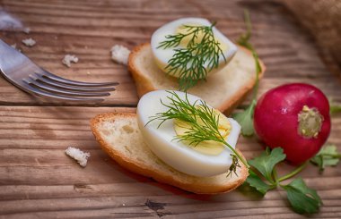 yeşillik ve baharat ile pişmiş yumurta