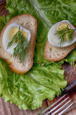 yeşillik ve baharat ile pişmiş yumurta