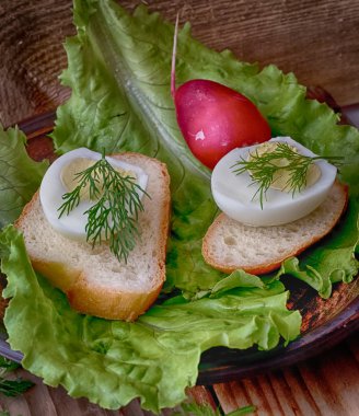 yeşillik ve baharat ile pişmiş yumurta