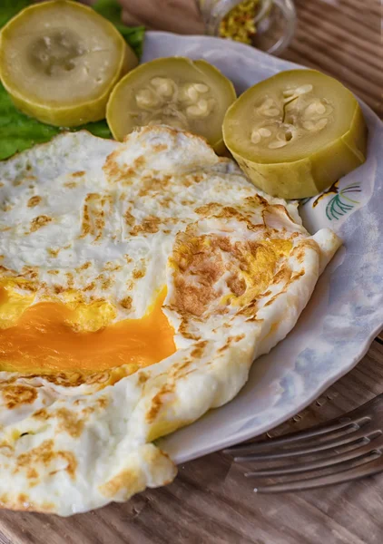 Huevos fritos con calabacines y especias — Foto de Stock