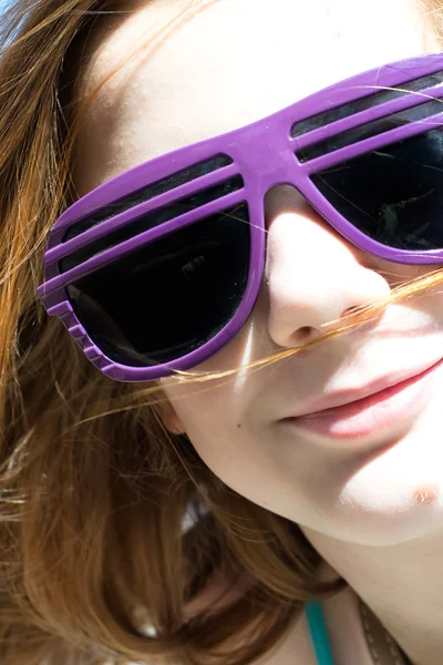 Menina em óculos ensolarados em tempo brilhante e ensolarado — Fotografia de Stock